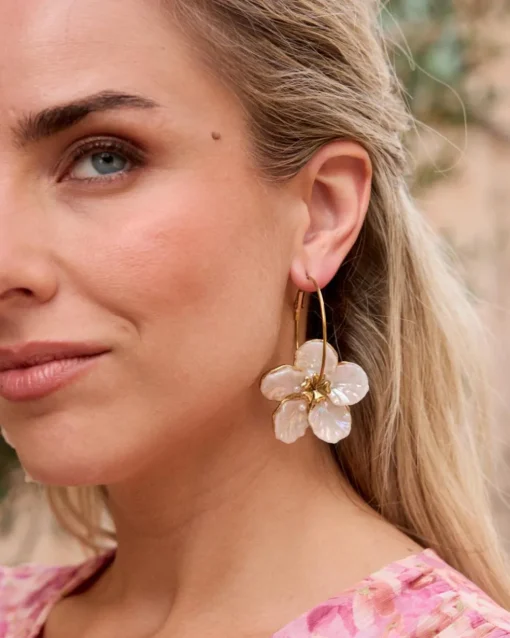 Boucles d’oreilles créoles avec fleur